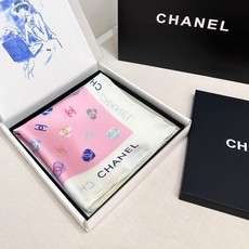 ✨✨CHAMEL【小香蝴蝶结90】真丝方巾‼️抢‼️VIP推荐 ‼️👍下手一定要快【高端 大爱❤️女人尤物 货极少 ✨✨CHAMEL【小香蝴蝶结90】真丝方巾‼️抢‼️VIP推荐 ‼️👍下手一定要快【高端 大爱❤️女人尤物 货极少