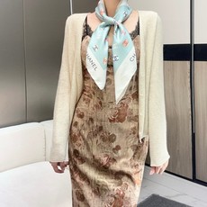 ✨✨CHAMEL【小香蝴蝶结90】真丝方巾‼️抢‼️VIP推荐 ‼️👍下手一定要快【高端 大爱❤️女人尤物 货极少 ✨✨CHAMEL【小香蝴蝶结90】真丝方巾‼️抢‼️VIP推荐 ‼️👍下手一定要快【高端 大爱❤️女人尤物 货极少