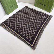 G家最新款风格小字母 面料:羊毛,尺寸:47*180 羊毛真丝围巾,装饰超大造型设计GG图案。于1970年代首次使用的G G家最新款风格小字母 面料:羊毛,尺寸:47*180 羊毛真丝围巾,装饰超大造型设计GG图案。于1970年代首次使用的G