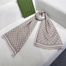 G家最新款风格小字母 面料:羊毛,尺寸:47*180 羊毛真丝围巾,装饰超大造型设计GG图案。于1970年代首次使用的G G家最新款风格小字母 面料:羊毛,尺寸:47*180 羊毛真丝围巾,装饰超大造型设计GG图案。于1970年代首次使用的G