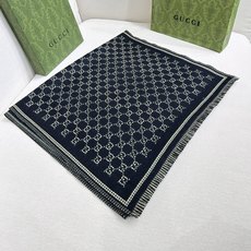 G家最新款风格小字母 面料:羊毛,尺寸:47*180 羊毛真丝围巾,装饰超大造型设计GG图案。于1970年代首次使用的G G家最新款风格小字母 面料:羊毛,尺寸:47*180 羊毛真丝围巾,装饰超大造型设计GG图案。于1970年代首次使用的G