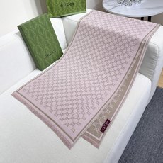 G家最新款风格小字母 面料:羊毛,尺寸:47*180 羊毛真丝围巾,装饰超大造型设计GG图案。于1970年代首次使用的G G家最新款风格小字母 面料:羊毛,尺寸:47*180 羊毛真丝围巾,装饰超大造型设计GG图案。于1970年代首次使用的G