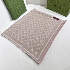G家最新款风格小字母 面料:羊毛,尺寸:47*180 羊毛真丝围巾,装饰超大造型设计GG图案。于1970年代首次使用的G G家最新款风格小字母 面料:羊毛,尺寸:47*180 羊毛真丝围巾,装饰超大造型设计GG图案。于1970年代首次使用的G