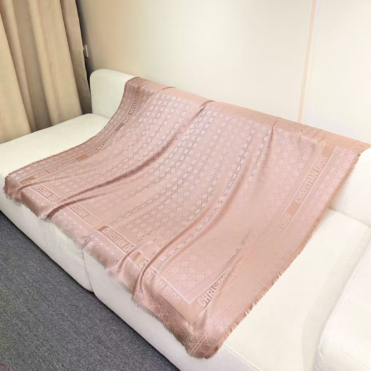 【藤格纹-】𝐃𝐈𝐎𝐑藤格纹金丝线披肩 围脖两用超级实用的单品 桑蚕丝混纺羊毛羊绒面料精制而成 隐隐约约的金丝线贵气十足～