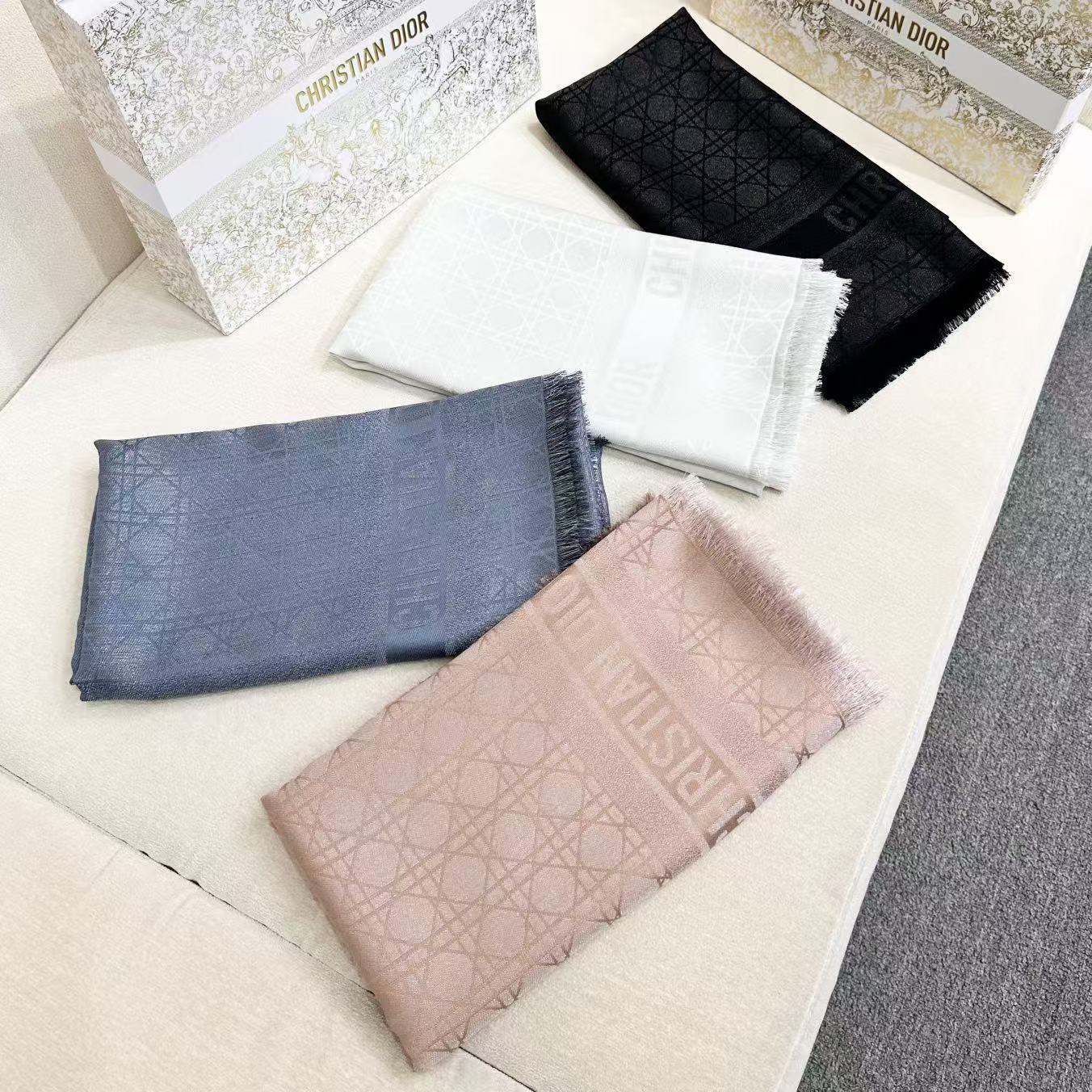 【藤格纹-】𝐃𝐈𝐎𝐑藤格纹金丝线披肩 围脖两用超级实用的单品 桑蚕丝混纺羊毛羊绒面料精制而成 隐隐约约的金丝线贵气十足～