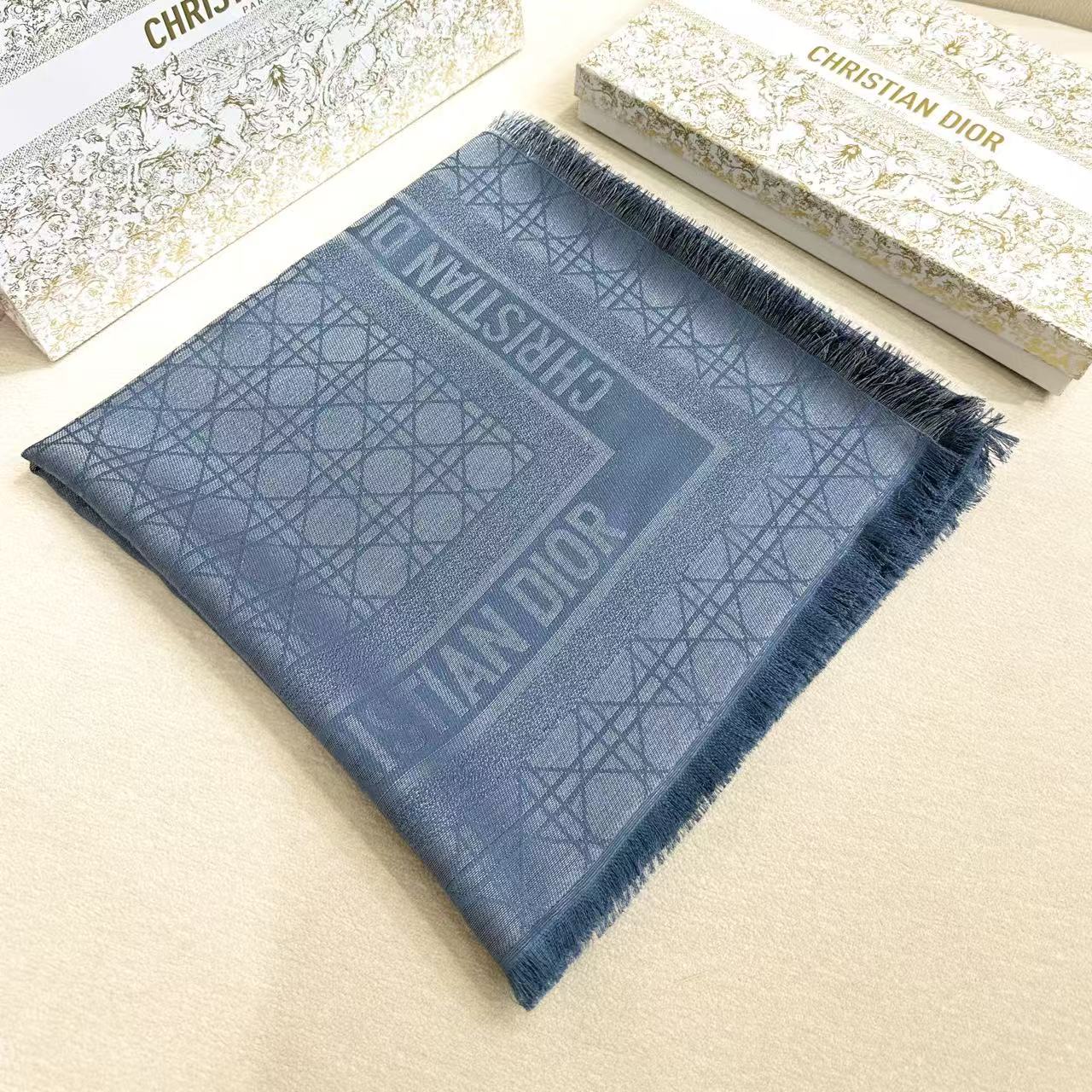 【藤格纹-】𝐃𝐈𝐎𝐑藤格纹金丝线披肩 围脖两用超级实用的单品 桑蚕丝混纺羊毛羊绒面料精制而成 隐隐约约的金丝线贵气十足～