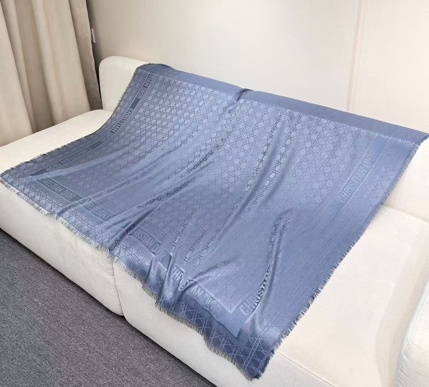 【藤格纹-】𝐃𝐈𝐎𝐑藤格纹金丝线披肩 围脖两用超级实用的单品 桑蚕丝混纺羊毛羊绒面料精制而成 隐隐约约的金丝线贵气十足～
