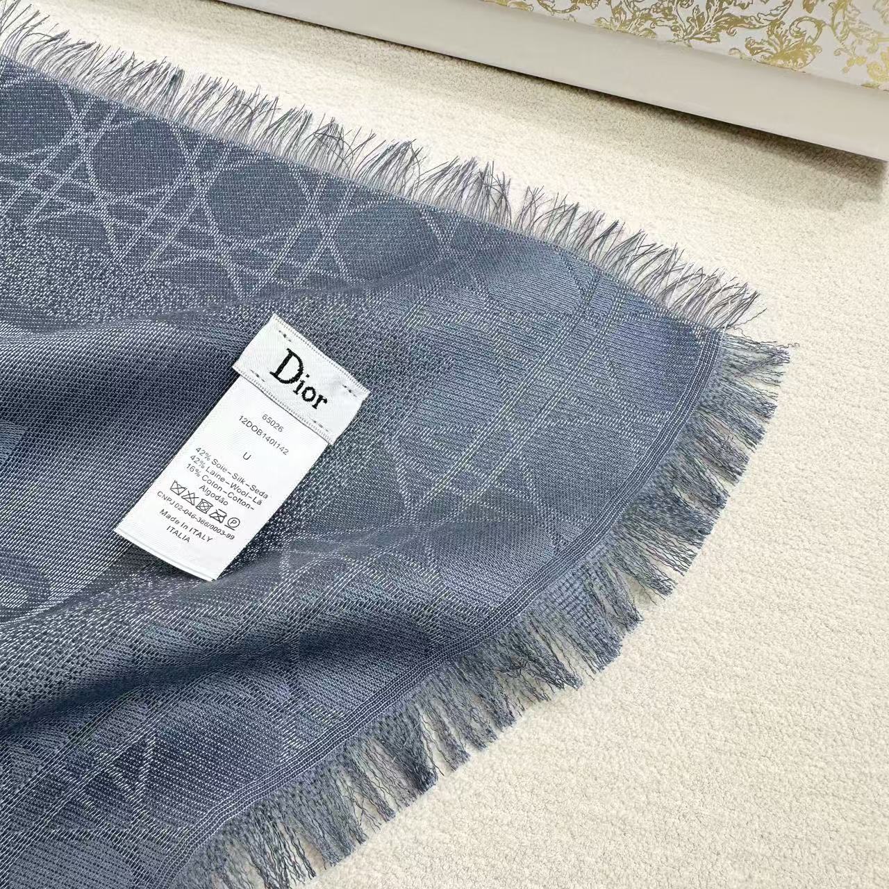 【藤格纹-】𝐃𝐈𝐎𝐑藤格纹金丝线披肩 围脖两用超级实用的单品 桑蚕丝混纺羊毛羊绒面料精制而成 隐隐约约的金丝线贵气十足～