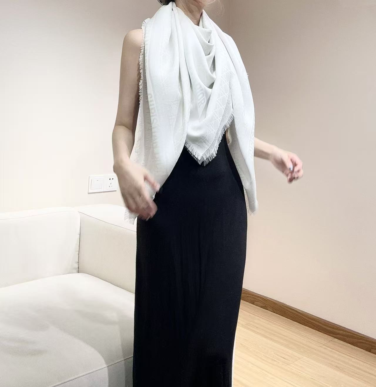 【藤格纹-】𝐃𝐈𝐎𝐑藤格纹金丝线披肩 围脖两用超级实用的单品 桑蚕丝混纺羊毛羊绒面料精制而成 隐隐约约的金丝线贵气十足～