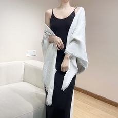 【藤格纹-】𝐃𝐈𝐎𝐑藤格纹金丝线披肩 围脖两用超级实用的单品 桑蚕丝混纺羊毛羊绒面料精制而成 隐隐约约的金丝线贵气十足~ 【藤格纹-】𝐃𝐈𝐎𝐑藤格纹金丝线披肩 围脖两用超级实用的单品 桑蚕丝混纺羊毛羊绒面料精制而成 隐隐约约的金丝线贵气十足~