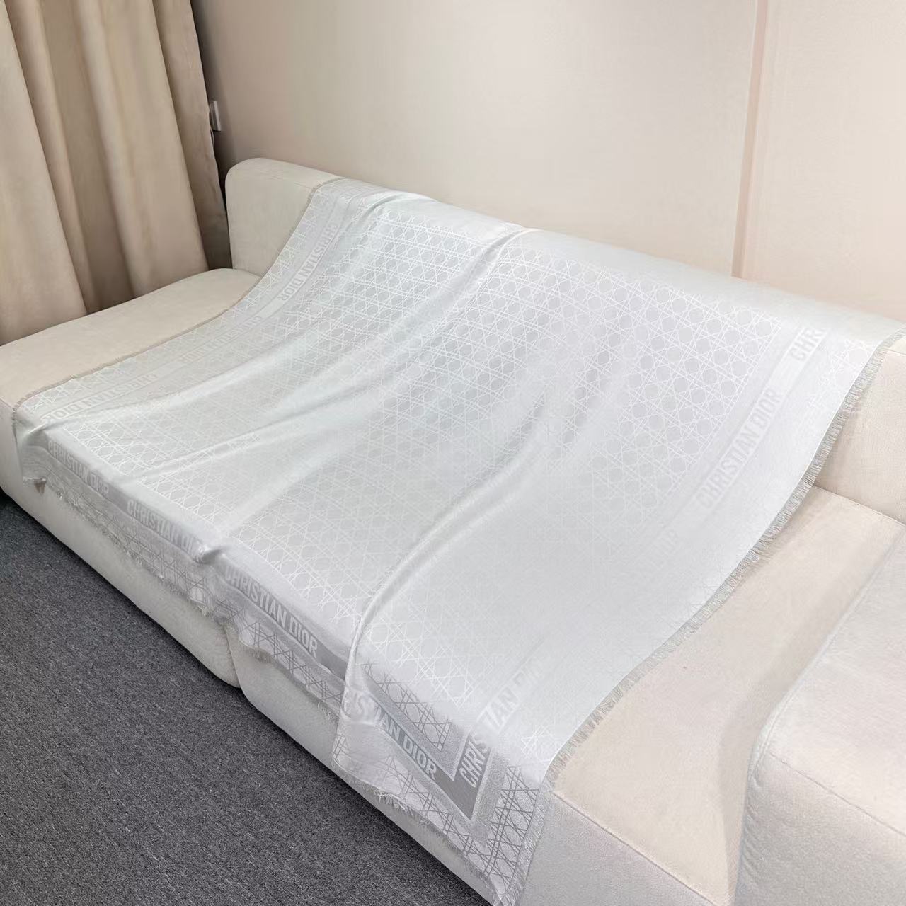 【藤格纹-】𝐃𝐈𝐎𝐑藤格纹金丝线披肩 围脖两用超级实用的单品 桑蚕丝混纺羊毛羊绒面料精制而成 隐隐约约的金丝线贵气十足～