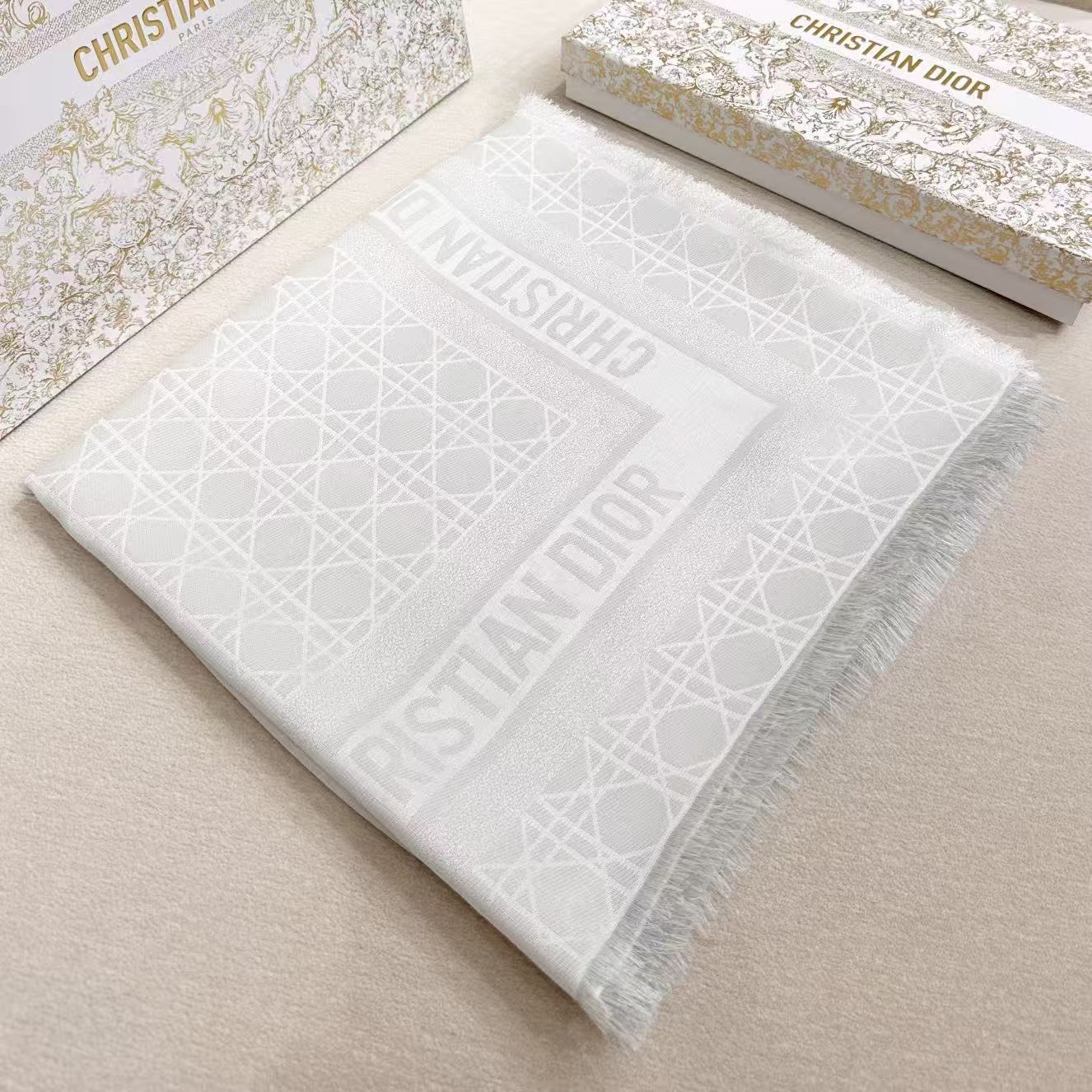 【藤格纹-】𝐃𝐈𝐎𝐑藤格纹金丝线披肩 围脖两用超级实用的单品 桑蚕丝混纺羊毛羊绒面料精制而成 隐隐约约的金丝线贵气十足～