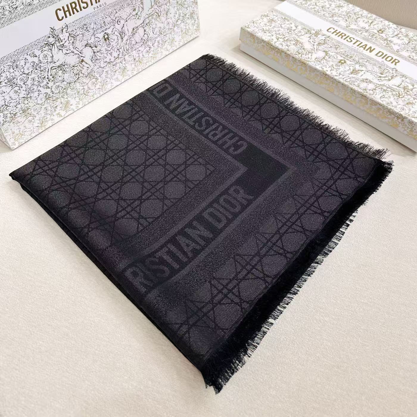 【藤格纹-】𝐃𝐈𝐎𝐑藤格纹金丝线披肩 围脖两用超级实用的单品 桑蚕丝混纺羊毛羊绒面料精制而成 隐隐约约的金丝线贵气十足～