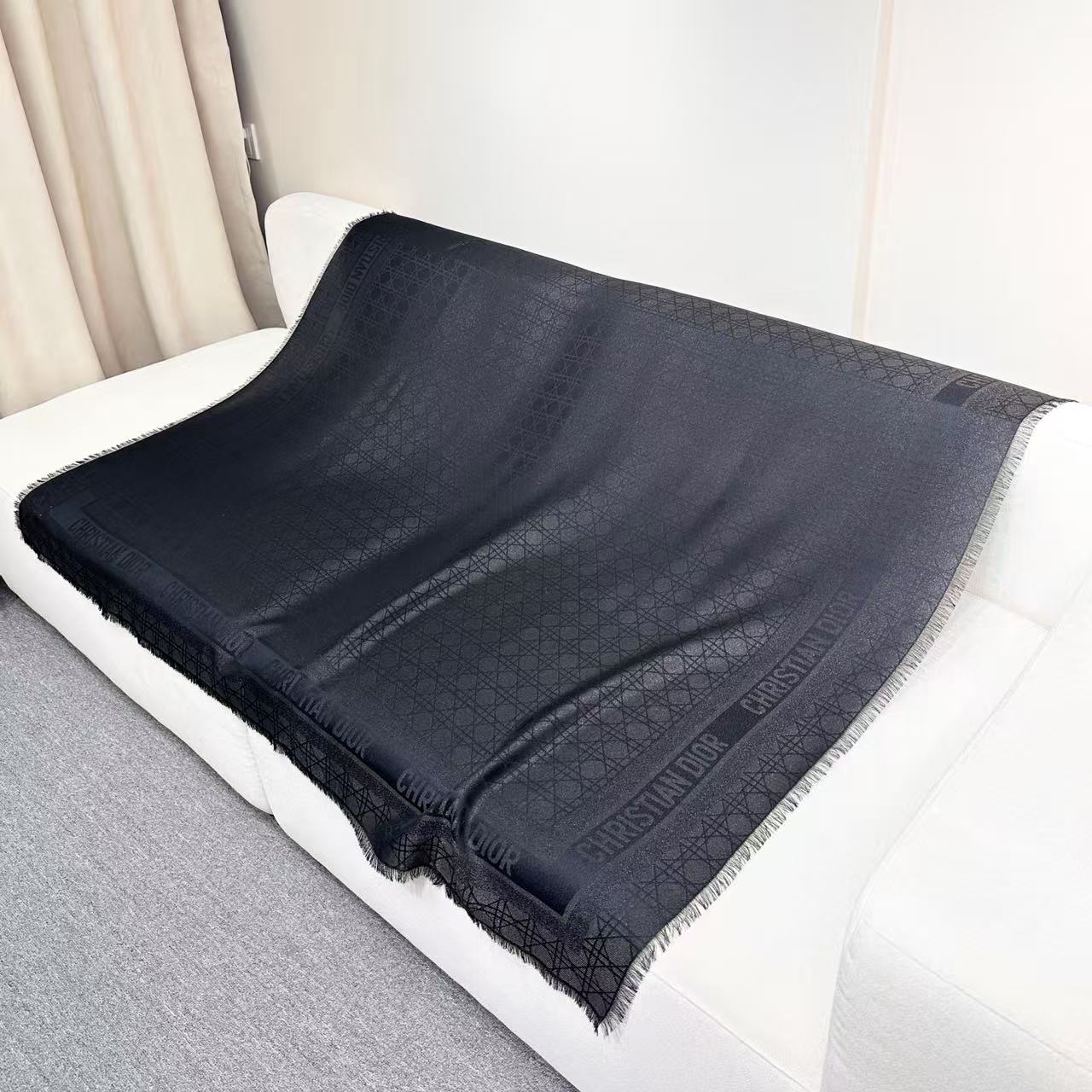 【藤格纹-】𝐃𝐈𝐎𝐑藤格纹金丝线披肩 围脖两用超级实用的单品 桑蚕丝混纺羊毛羊绒面料精制而成 隐隐约约的金丝线贵气十足～