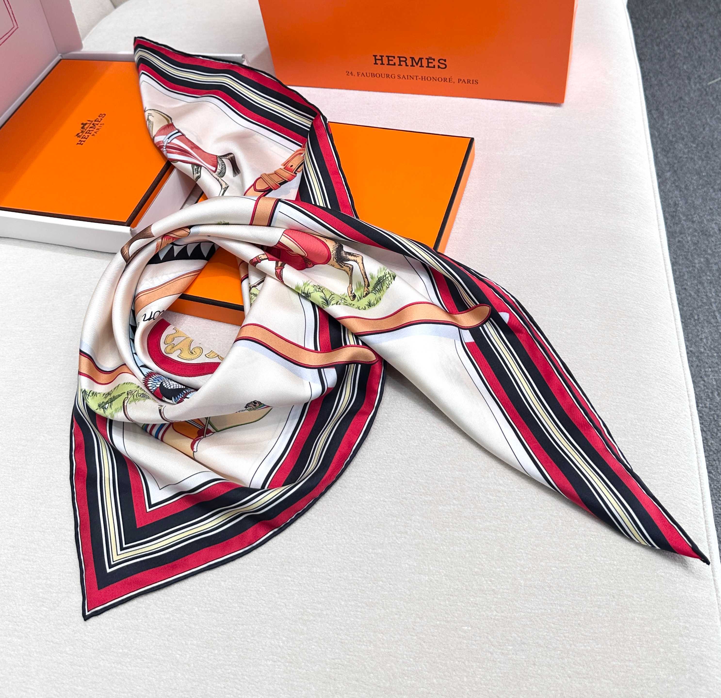 “骏马的披挂”90典藏方巾～Hermes  18mm顶级真丝 双面同色印花 手工卷边斜纹真丝方巾（100%桑蚕丝）。 这