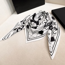 Chanel双面同色印花90方巾 【18mm顶级真丝】 VIP推荐 、下手一定要快 高端 大爱 货极少 四季都可以用 真 Chanel双面同色印花90方巾 【18mm顶级真丝】 VIP推荐 、下手一定要快 高端 大爱 货极少 四季都可以用 真
