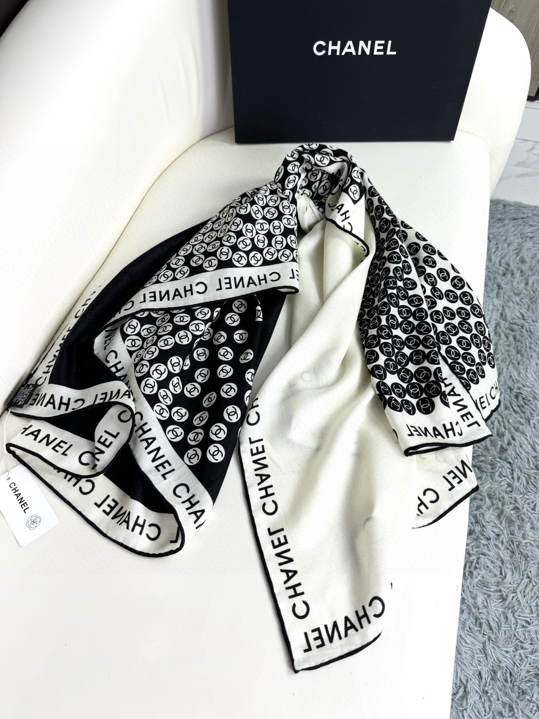 专柜同步上新𝐂𝐡𝐚𝐧𝐞𝐥 •  ℕ𝕖𝕨《元气泡泡》 【双面同色】 Size：140*140cm 70%➕30%手工卷边 