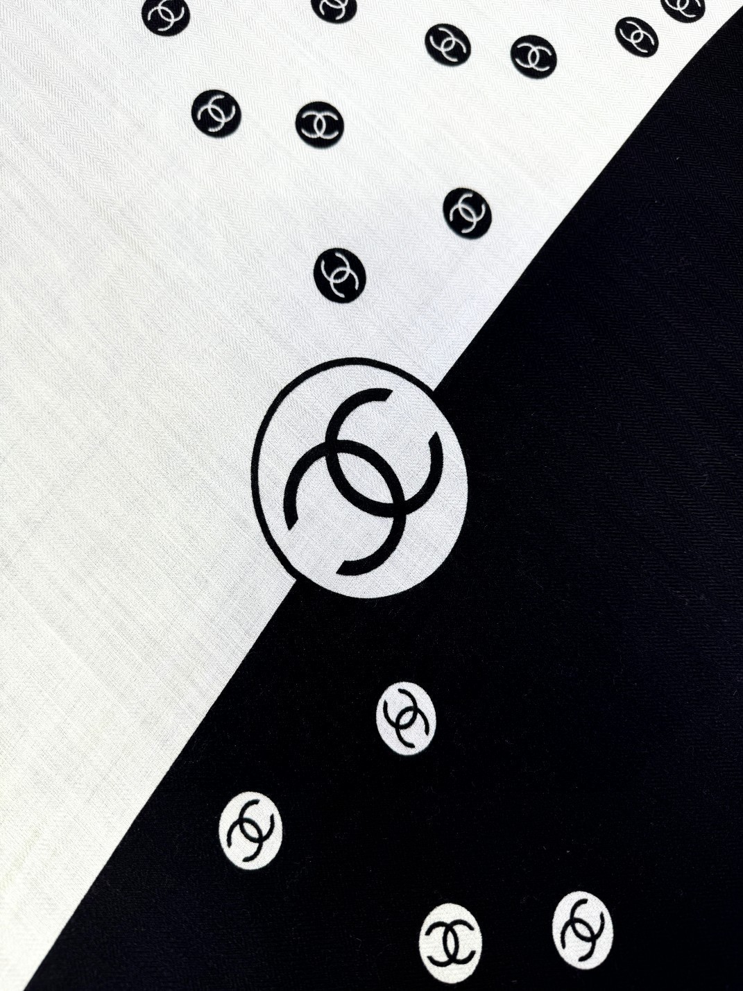 专柜同步上新𝐂𝐡𝐚𝐧𝐞𝐥 •  ℕ𝕖𝕨《元气泡泡》 【双面同色】 Size：140*140cm 70%➕30%手工卷边 