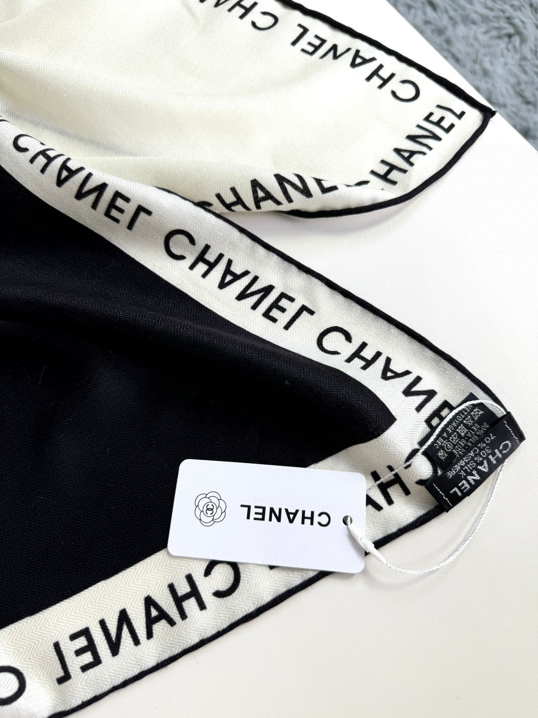 专柜同步上新𝐂𝐡𝐚𝐧𝐞𝐥 •  ℕ𝕖𝕨《元气泡泡》 【双面同色】 Size：140*140cm 70%➕30%手工卷边 