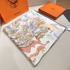 “马术学院”90双面真丝方巾 【18mm顶级真丝】 手工卷边斜纹真丝方巾(100%桑蚕丝)。 这款爱马仕的经典单品展现强 “马术学院”90双面真丝方巾 【18mm顶级真丝】 手工卷边斜纹真丝方巾(100%桑蚕丝)。 这款爱马仕的经典单品展现强