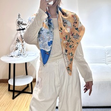 “马术学院”90双面真丝方巾 【18mm顶级真丝】 手工卷边斜纹真丝方巾(100%桑蚕丝)。 这款爱马仕的经典单品展现强 “马术学院”90双面真丝方巾 【18mm顶级真丝】 手工卷边斜纹真丝方巾(100%桑蚕丝)。 这款爱马仕的经典单品展现强
