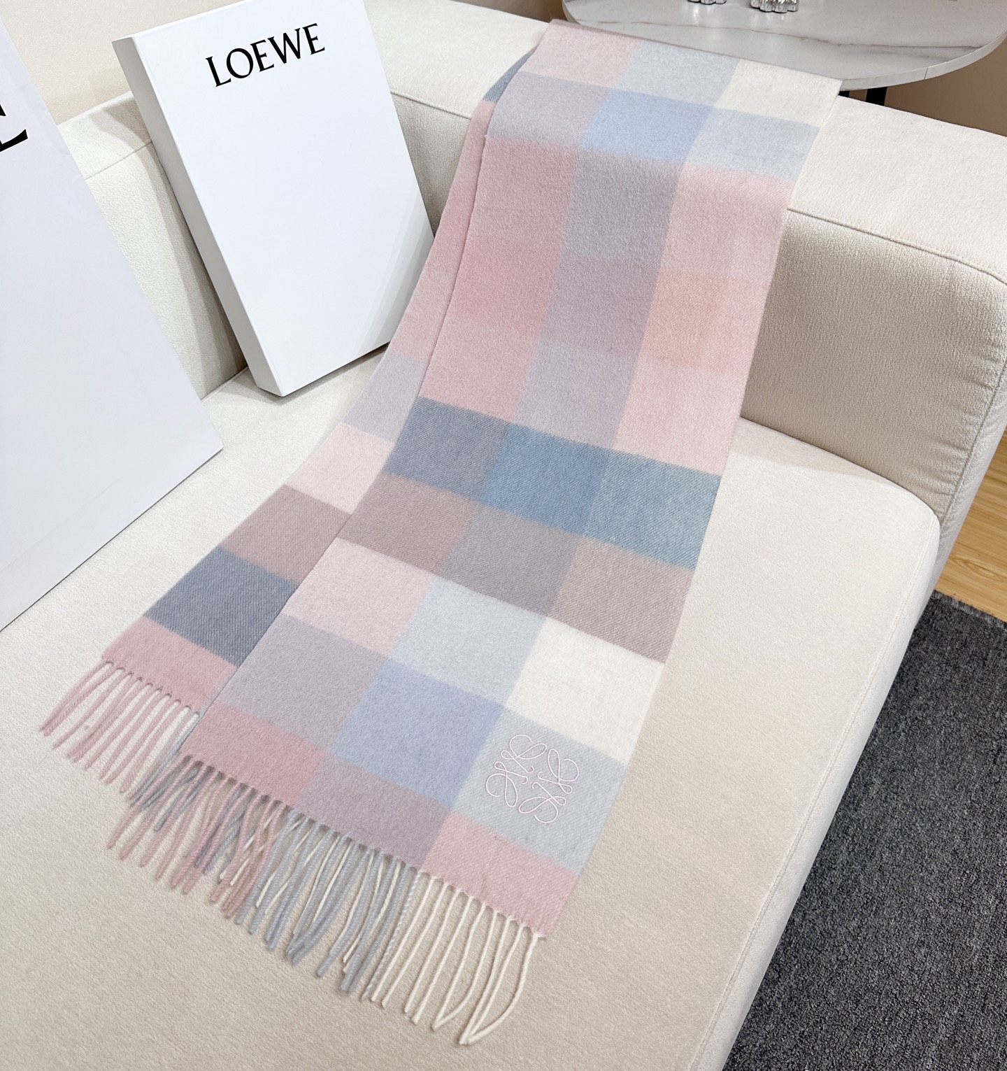 上新❤️ 【▪Loewe · 罗意威️难得一见的温柔配色,低调又不失优雅❗️】重点推荐,loewe这款触动内心的柔美围巾 上新❤️ 【▪Loewe · 罗意威️难得一见的温柔配色,低调又不失优雅❗️】重点推荐,loewe这款触动内心的柔美围巾