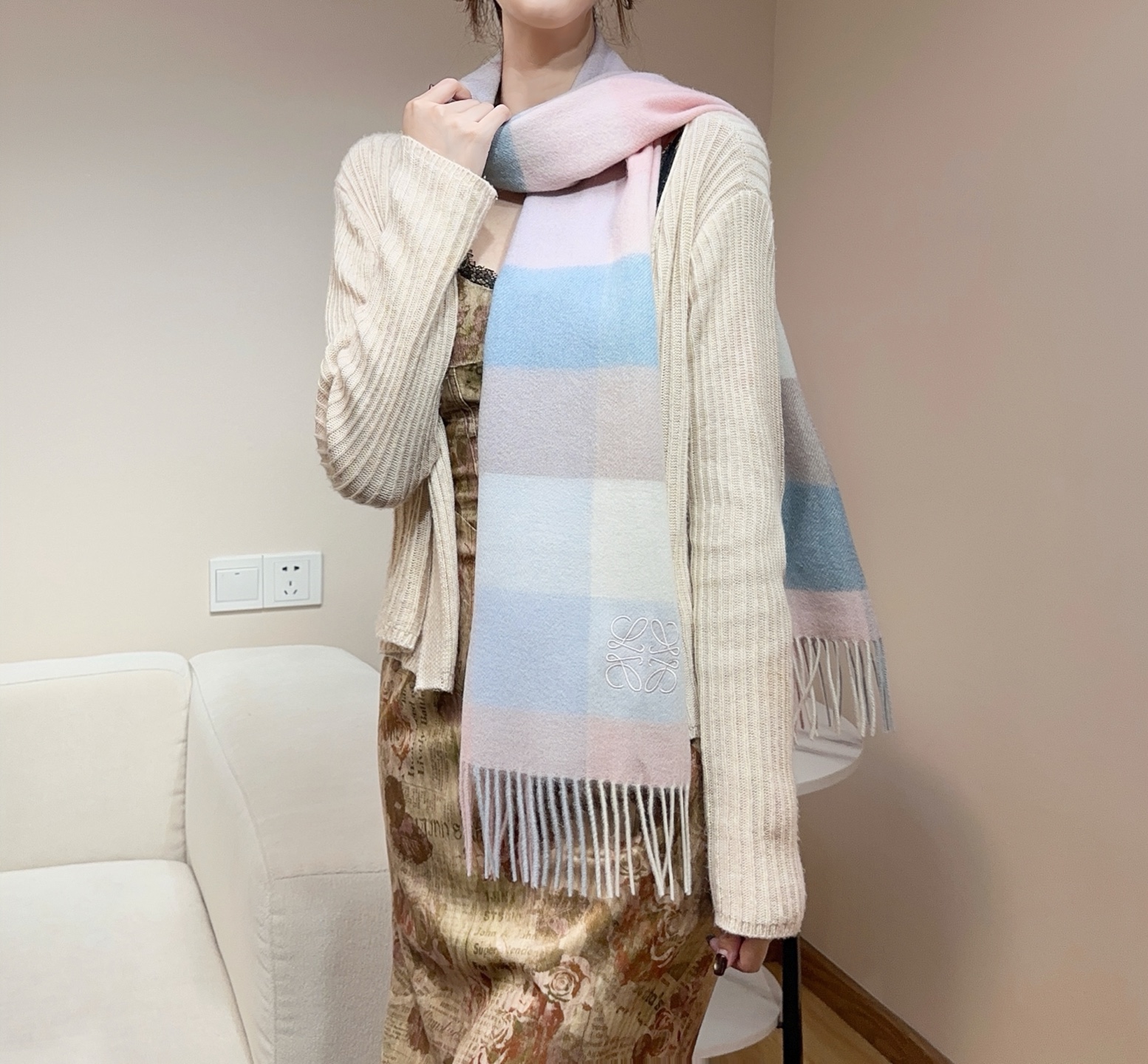上新❤️ 【▪Loewe · 罗意威️难得一见的温柔配色,低调又不失优雅❗️】重点推荐,loewe这款触动内心的柔美围巾 上新❤️ 【▪Loewe · 罗意威️难得一见的温柔配色,低调又不失优雅❗️】重点推荐,loewe这款触动内心的柔美围巾