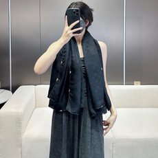 【▪️最牛版🐮❗️精致重磅!!!细节感真心牛!】LV专柜限量金属老花饰扣,纯手工金线卷边披肩!!这个卷边超级费工时,熟练 【▪️最牛版🐮❗️精致重磅!!!细节感真心牛!】LV专柜限量金属老花饰扣,纯手工金线卷边披肩!!这个卷边超级费工时,熟练