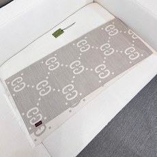 专柜同步最颜色到货!顶级版本出货,羊毛真丝围巾,装饰超大造型设计GG图案。于1970年代首次使用的GG标识从始于1930 专柜同步最颜色到货!顶级版本出货,羊毛真丝围巾,装饰超大造型设计GG图案。于1970年代首次使用的GG标识从始于1930