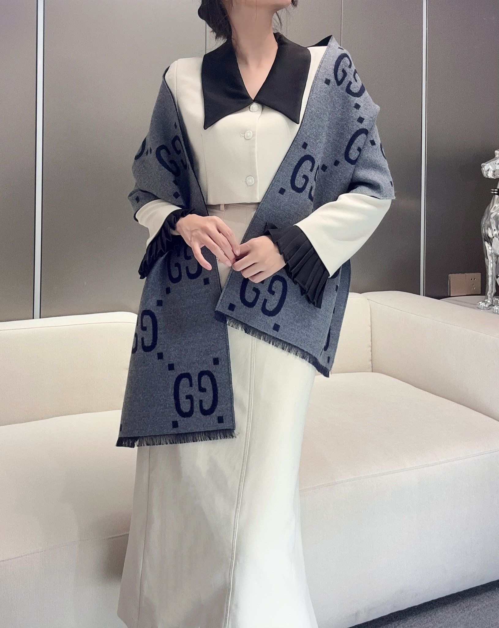 专柜同步最颜色到货！顶级版本出货，羊毛真丝围巾，装饰超大造型设计GG图案。于1970年代首次使用的GG标识从始于1930