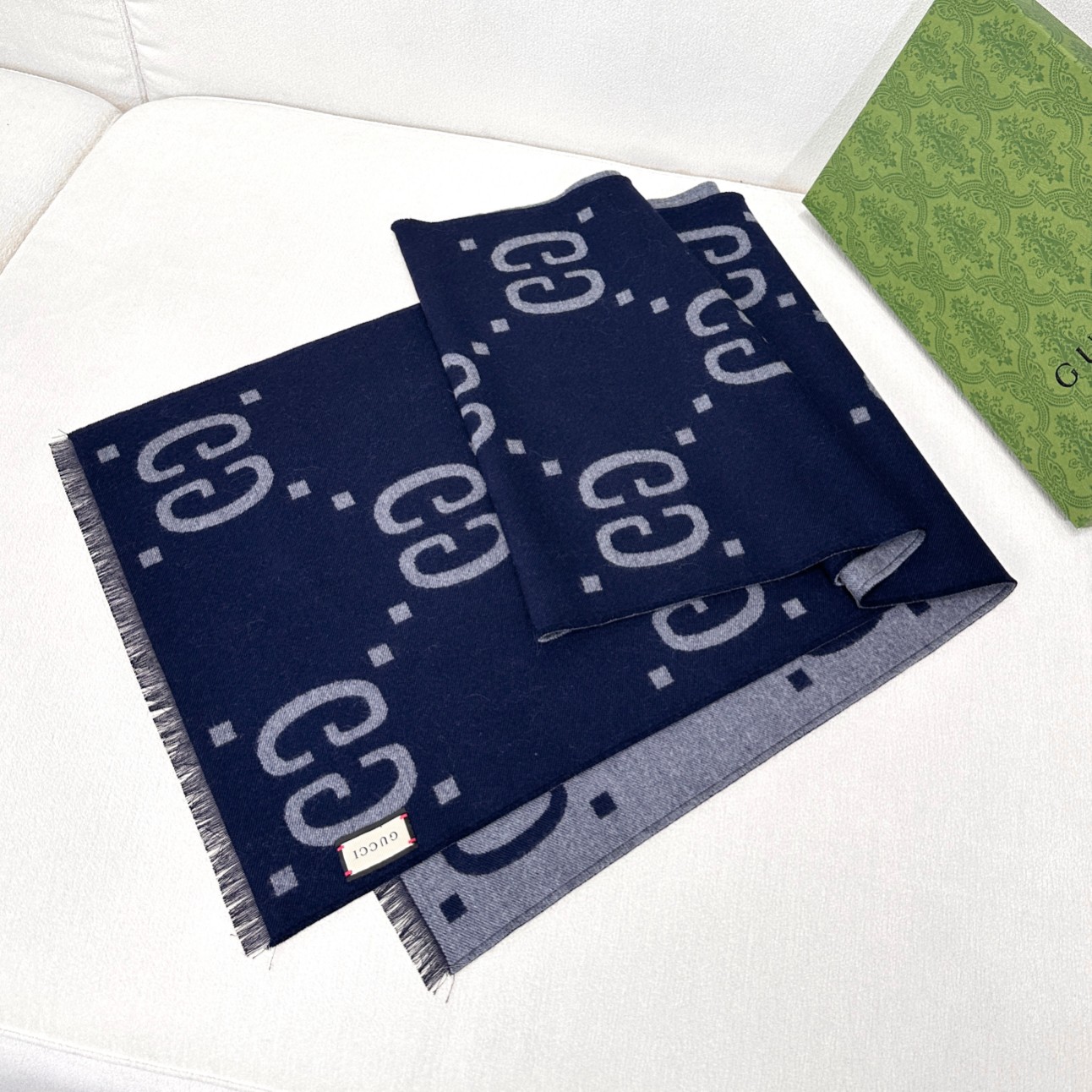 专柜同步最颜色到货！顶级版本出货，羊毛真丝围巾，装饰超大造型设计GG图案。于1970年代首次使用的GG标识从始于1930
