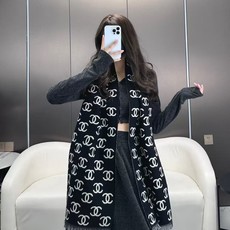 【大爆款-现货秒发】𝐂𝐇𝐀𝐍𝐄𝐋 专柜的断货王_在专柜想定这款都需要排队3个月🤫_真的超级火爆🔥经典双面围巾披肩 超级无 【大爆款-现货秒发】𝐂𝐇𝐀𝐍𝐄𝐋 专柜的断货王_在专柜想定这款都需要排队3个月🤫_真的超级火爆🔥经典双面围巾披肩 超级无