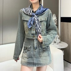 Dior 印花方巾 18mm顶级真丝双面同色印花 90 厘米海军蓝色桑蚕丝斜纹面料 Oblique 双面印花 这款 Ob Dior 印花方巾 18mm顶级真丝双面同色印花 90 厘米海军蓝色桑蚕丝斜纹面料 Oblique 双面印花 这款 Ob