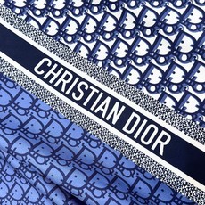 Dior 印花方巾 18mm顶级真丝双面同色印花 90 厘米海军蓝色桑蚕丝斜纹面料 Oblique 双面印花 这款 Ob Dior 印花方巾 18mm顶级真丝双面同色印花 90 厘米海军蓝色桑蚕丝斜纹面料 Oblique 双面印花 这款 Ob