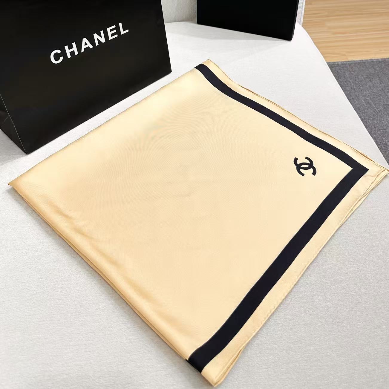 18姆米双面  太！好！看！无法被低估的灵魂简约，  Chanel 24K cc最🆕最简约的真丝方巾， Jennie同款
