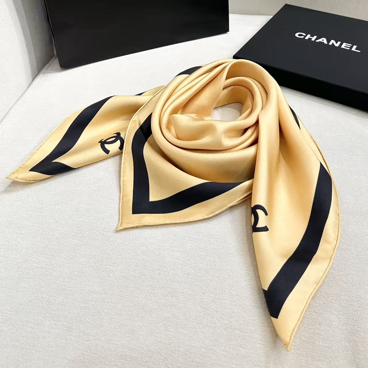 18姆米双面  太！好！看！无法被低估的灵魂简约，  Chanel 24K cc最🆕最简约的真丝方巾， Jennie同款