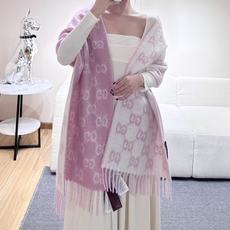 原单对版质量💝Gucci渐变色围巾🧣"2026早春系列女士软配饰焕新诠释品牌标志性图案。这款围巾以羊驼毛混纺面料打造,匠 原单对版质量💝Gucci渐变色围巾🧣"2026早春系列女士软配饰焕新诠释品牌标志性图案。这款围巾以羊驼毛混纺面料打造,匠