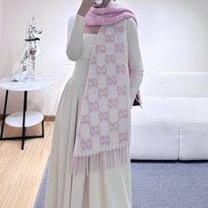 原单对版质量💝Gucci渐变色围巾🧣"2026早春系列女士软配饰焕新诠释品牌标志性图案。这款围巾以羊驼毛混纺面料打造,匠 原单对版质量💝Gucci渐变色围巾🧣"2026早春系列女士软配饰焕新诠释品牌标志性图案。这款围巾以羊驼毛混纺面料打造,匠