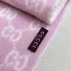 原单对版质量💝Gucci渐变色围巾🧣"2026早春系列女士软配饰焕新诠释品牌标志性图案。这款围巾以羊驼毛混纺面料打造,匠 原单对版质量💝Gucci渐变色围巾🧣"2026早春系列女士软配饰焕新诠释品牌标志性图案。这款围巾以羊驼毛混纺面料打造,匠