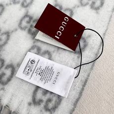原单对版质量💝Gucci渐变色围巾🧣"2026早春系列女士软配饰焕新诠释品牌标志性图案。这款围巾以羊驼毛混纺面料打造,匠 原单对版质量💝Gucci渐变色围巾🧣"2026早春系列女士软配饰焕新诠释品牌标志性图案。这款围巾以羊驼毛混纺面料打造,匠