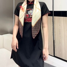 Louis Vuitton 90 方巾 面料为最顶级18姆米桑蚕丝 手感柔软丝滑 绝对独一无二❗双面同色,金字塔尖的数码 Louis Vuitton 90 方巾 面料为最顶级18姆米桑蚕丝 手感柔软丝滑 绝对独一无二❗双面同色,金字塔尖的数码