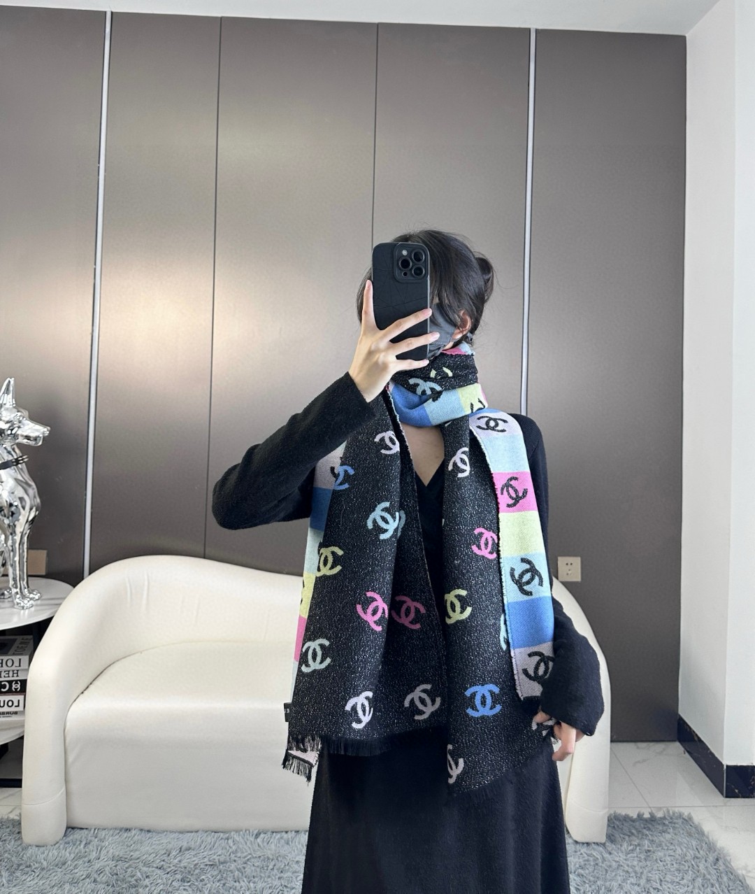 价优版本  chenel24c最美围巾 手感比想象中柔软～两面都很优秀，黑色一面是底色带细闪，彩色一面是logo带细闪，