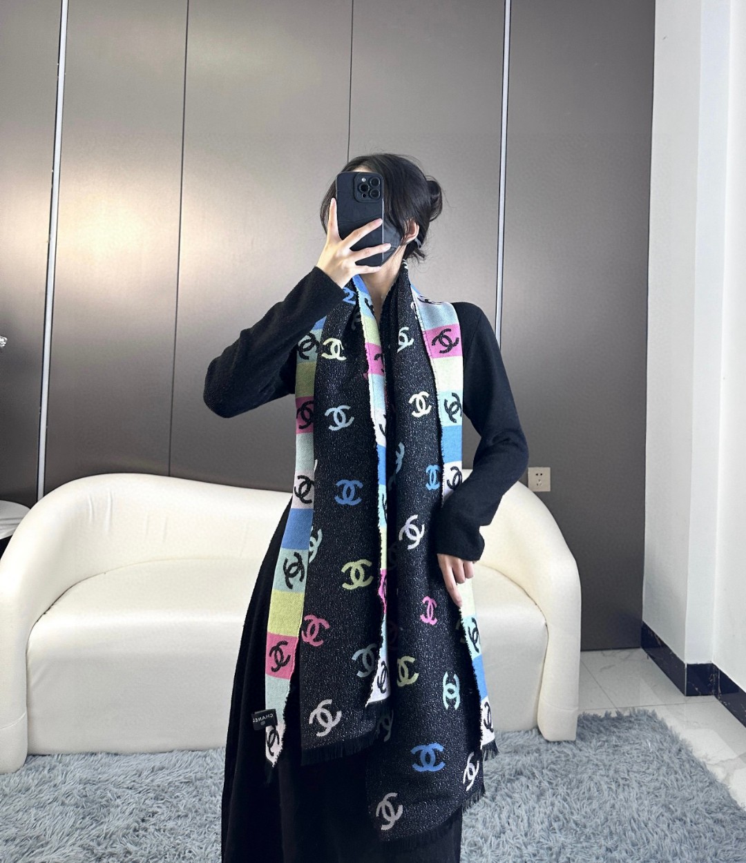 价优版本  chenel24c最美围巾 手感比想象中柔软～两面都很优秀，黑色一面是底色带细闪，彩色一面是logo带细闪，