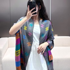 价优版本 chenel24c最美围巾 手感比想象中柔软~两面都很优秀,黑色一面是底色带细闪,彩色一面是logo带细闪, 价优版本 chenel24c最美围巾 手感比想象中柔软~两面都很优秀,黑色一面是底色带细闪,彩色一面是logo带细闪,