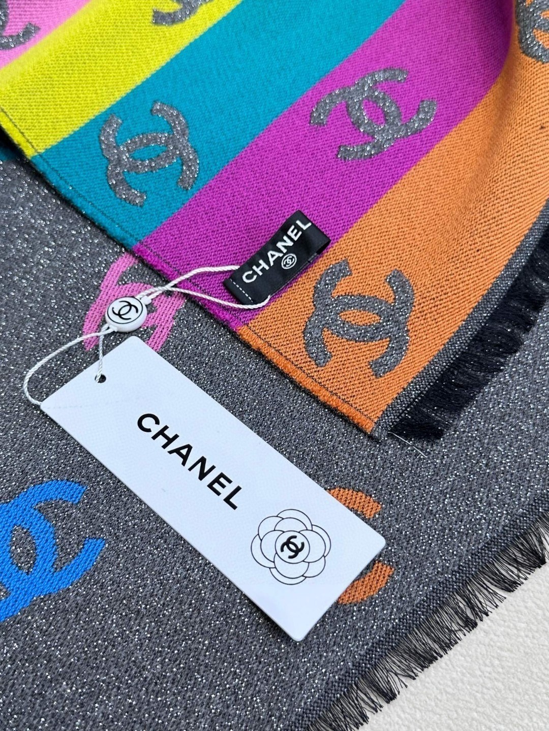价优版本  chenel24c最美围巾 手感比想象中柔软～两面都很优秀，黑色一面是底色带细闪，彩色一面是logo带细闪，