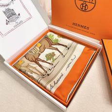“马具优雅美学”90方巾 手工卷边真丝方巾(100%桑蚕丝)。 轻盈、大胆和无穷无尽的俏皮感在方巾中交织碰撞,让自己沉浸 “马具优雅美学”90方巾 手工卷边真丝方巾(100%桑蚕丝)。 轻盈、大胆和无穷无尽的俏皮感在方巾中交织碰撞,让自己沉浸