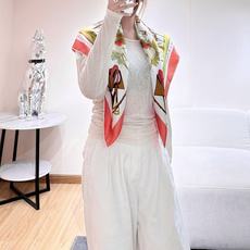 “马具优雅美学”90方巾 手工卷边真丝方巾(100%桑蚕丝)。 轻盈、大胆和无穷无尽的俏皮感在方巾中交织碰撞,让自己沉浸 “马具优雅美学”90方巾 手工卷边真丝方巾(100%桑蚕丝)。 轻盈、大胆和无穷无尽的俏皮感在方巾中交织碰撞,让自己沉浸