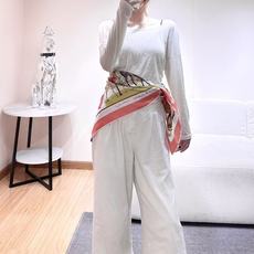 “马具优雅美学”90方巾 手工卷边真丝方巾(100%桑蚕丝)。 轻盈、大胆和无穷无尽的俏皮感在方巾中交织碰撞,让自己沉浸 “马具优雅美学”90方巾 手工卷边真丝方巾(100%桑蚕丝)。 轻盈、大胆和无穷无尽的俏皮感在方巾中交织碰撞,让自己沉浸