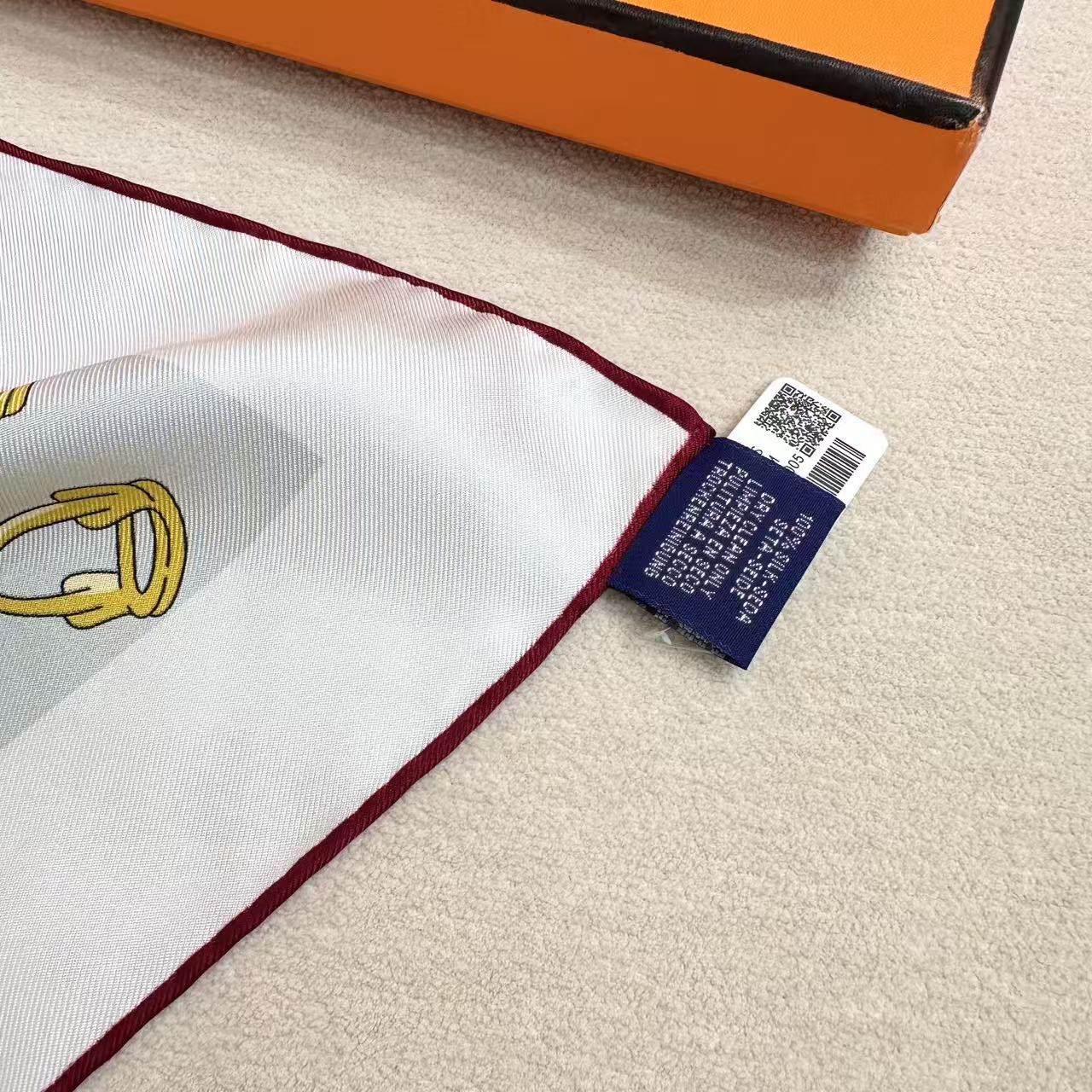 “马具优雅美学”90方巾 手工卷边真丝方巾（100%桑蚕丝）。 轻盈、大胆和无穷无尽的俏皮感在方巾中交织碰撞，让自己沉浸