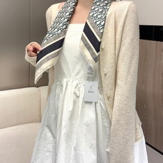 ✨【70CM尺寸 双面同色 原版面料】「BLACKPINK金智秀女神同款❗️」Dior今年主打款,限量款真丝丝巾!!超级 ✨【70CM尺寸 双面同色 原版面料】「BLACKPINK金智秀女神同款❗️」Dior今年主打款,限量款真丝丝巾!!超级
